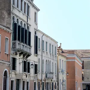 Canal Riva De Biasio Pensión Venecia